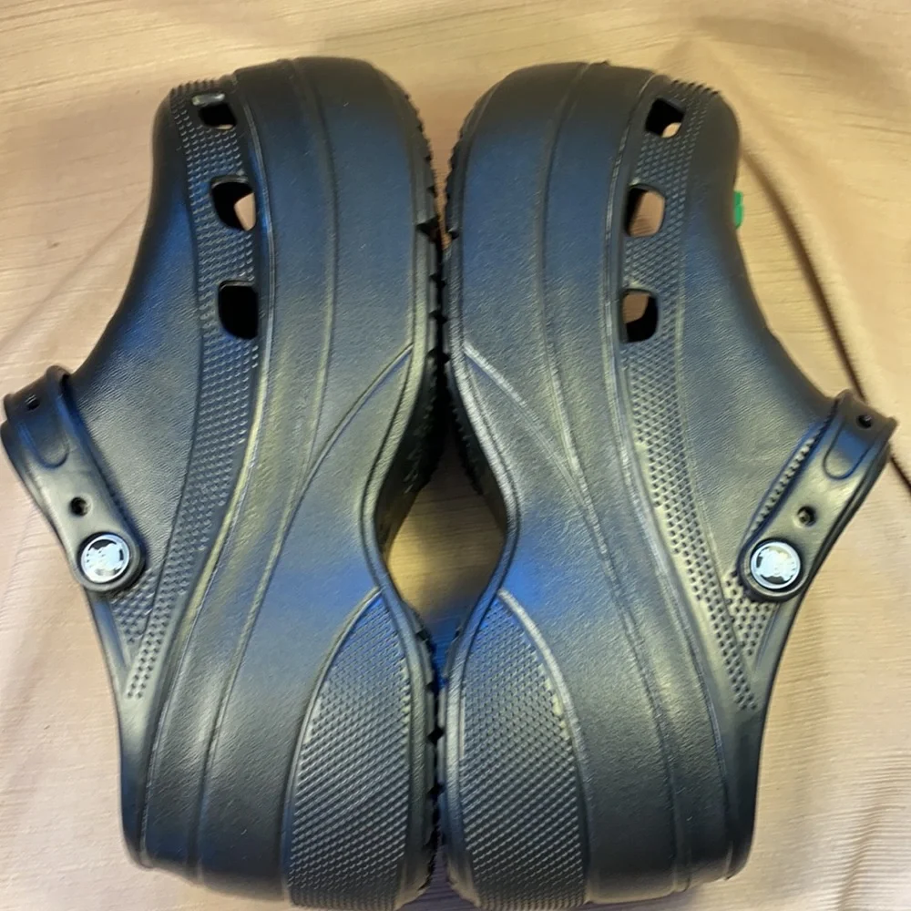 NWOT never worn platform mules w/4 nurse jibbitz